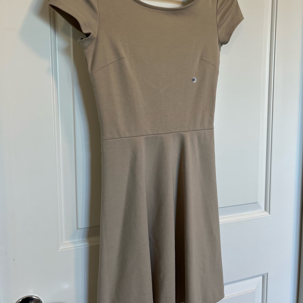 Neutral, basic cute back dress! SIZE: 00
